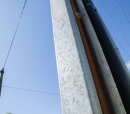 nắp đậy và ống bảo vệ trên cột