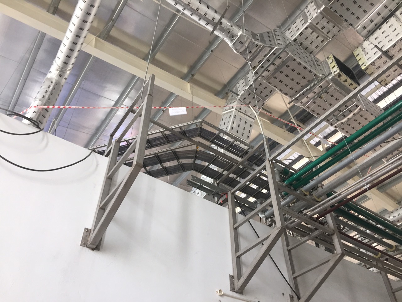 Hình Thi Công thang máng cáp