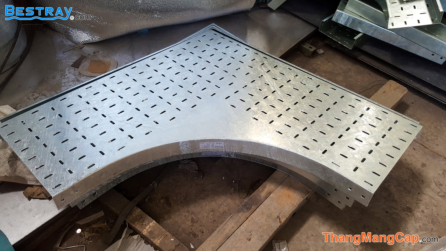 thang-mang-cap-a53-47 nắp máng cáp